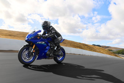 Yamaha R7 in Icon Blue auf der Landstraße