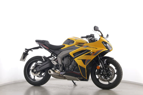 TRIUMPH DAYTONA 660